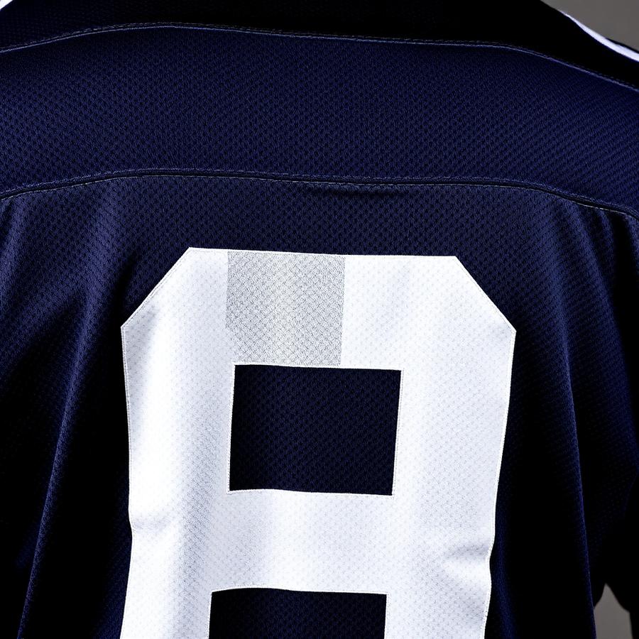 Número deportivo aplicado en la espalda de un jersey